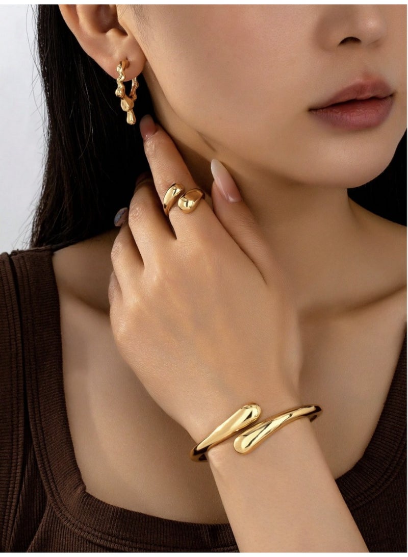 ڤيا مجموعة إكسسورات فاخرة مكونة من أربع قطع (سوار + خواتم + أقراط + قلادة) بتصميم قطرة الدمع باللون الذهبي المطفي - Image 4